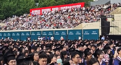 从全国各地奔赴而来的“爱”！广东一家带“粤式”应援手幅专程来为毕业的女儿“撑场”