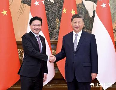 习近平会见新加坡总理黄循财