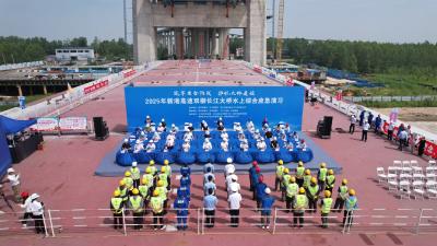 武汉海事局助力2025年新港高速双柳长江大桥水上综合应急演习成功举行