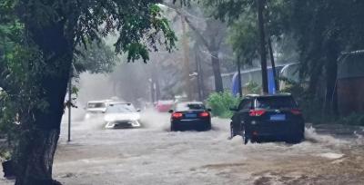 高温+暴雨双预警 河北、新疆局地最高超40℃