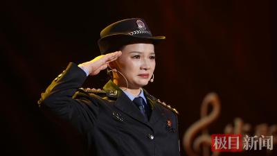“抗洪精神”永传承！救人民警王明华和“抱树女孩”江珊还原历史瞬间
