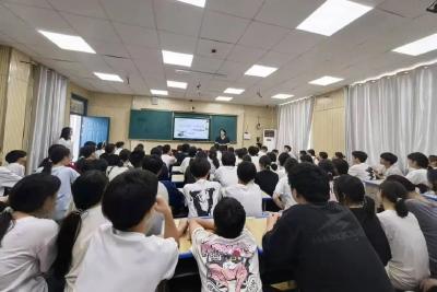天门：职教育人传温暖 减压赋能护成长——天门职业学院教师赴渔薪镇龙华初中开展中考考前心理辅导讲座 