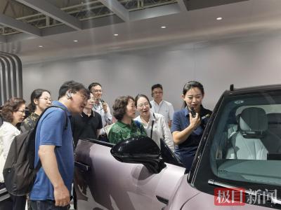 “第一次试乘无人汽车，感觉非常棒！”日韩嘉宾直呼“好厉害”