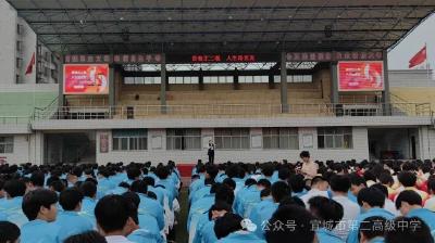 襄阳：宜城二中成功举办 “青春正三观 人生路更宽”心理健康安全讲座