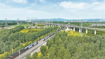 今年1至5月铁路发送货物16.41亿吨 同比增长3.1%