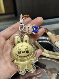 水贝商家销售“Labubu”造型金饰受欢迎，价格不到1000元！泡泡玛特回应侵权问题