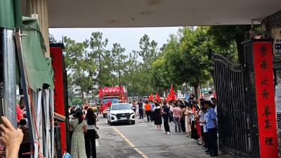 暖心！武汉新洲再现“送考长龙”为学子加油