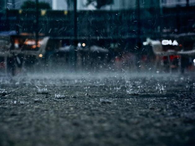 湖北多地发布暴雨预警 出门请注意！