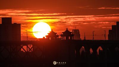 雨后初晴 武汉迎来“世纪朝霞”