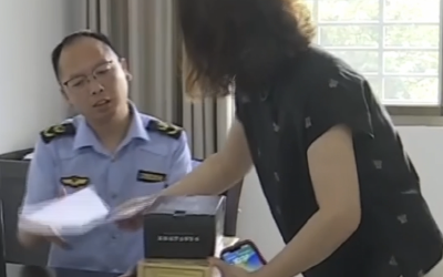 当心被骗！老人网购近3万元的药品和保健品 市场监管人员取证后3小时收到退款