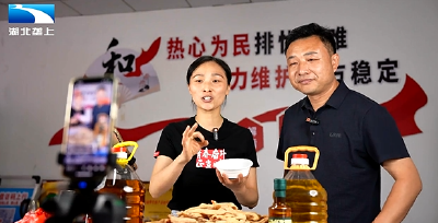 恩施咸丰：村干部吆喝 “土货”变“俏货”