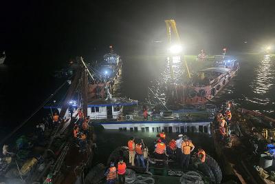 越南游船倾覆事故官方通报：游船实载49人，确认35人死亡4人失踪