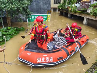 湖北咸丰遭遇强降雨险情，消防等救援力量转移受灾群众1.8万余人！