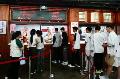 21名小学生凑300元聚餐，老板：这顿不为赚钱，只为你们开心！