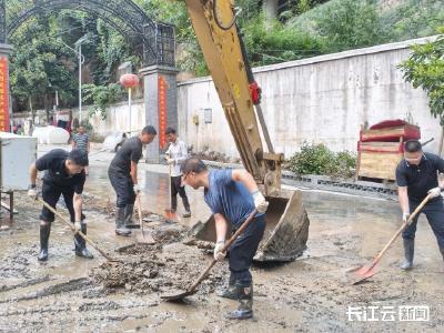 能力在“战场”提升 作风在“一线”彰显 ——十堰市郧西县2000余名党员干部在救灾一线“赶考”