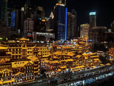 洪崖洞景区附近因揽客拍照引发纠纷，官方通报