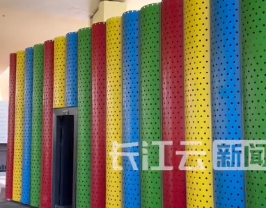 武汉首个“彩虹公厕”亮相：智能便民暖人心