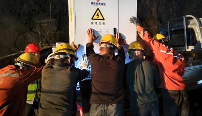 湖北咸丰一防洪排涝工程突发溶洞突水，5人遇险全部获救