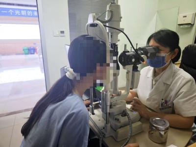 久吹空调“睁不开眼” 32岁女子开车险酿车祸
