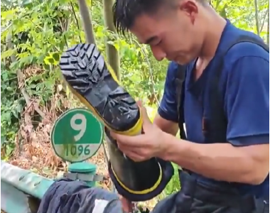 挥汗如雨！40℃高温下消防员鏖战纸板阴燃险情