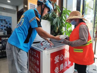 “最美骑士”张宝剑：高温挡不住爱心传递 载着“救命神器” 继续奔跑