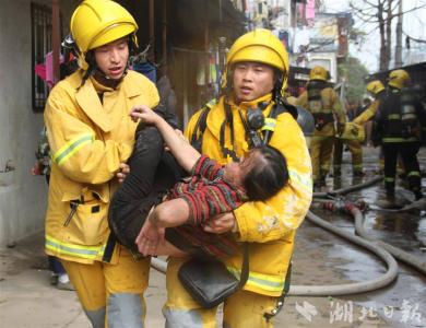 弘扬三大精神 奋力建成支点丨9年前洪水中的“撑伞哥”一次次冲进烈焰守护生命