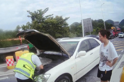 高温天高速车道现险情 收费员快速处置护平安