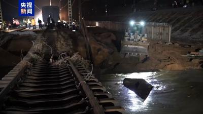 内蒙古包兰铁路因暴雨中断行车，预计今日通车