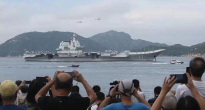 云端锐评 | 燃！中国首艘国产航母山东舰，驶入香港维多利亚港