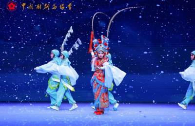 第29届“中国少儿戏曲小梅花荟萃”（业余组）佩花晚会在黄冈圆满落幕