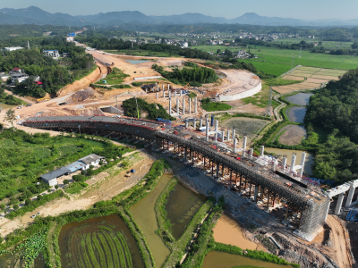 中建二局通修高速公路第二标段项目首联现浇梁顺利浇筑