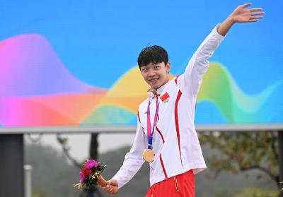 四冠王！湖北名将张子扬再夺渡江节男子抢渡冠军