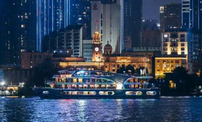 从80年前的战火纷飞到如今的灯光璀璨，美国友人夜游长江盛赞武汉“今非昔比”
