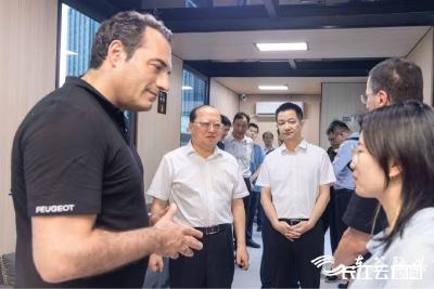 斯泰兰蒂斯集团首席执行官安东尼奥·菲洛萨一行到访武汉经开区