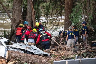 美国得克萨斯州洪灾已造成至少104人死亡
