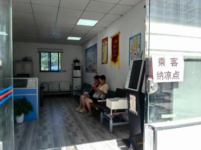 等车间隙可避暑 武汉公交新增“乘客纳凉点”