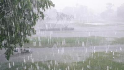 湖北咸丰遭遇强降雨险情 紧急转移8000余人