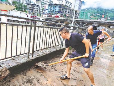 社工队队长关红翔把居民小事当大事办 暴雨夜敲门转移89岁独居老人