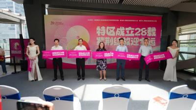 香港回归祖国28周年 武汉地铁变身“紫荆专列”
