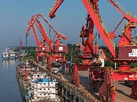 图集丨荆州李埠港码头7月生产红似“火”