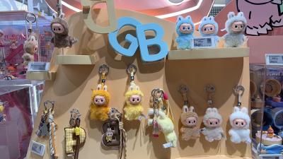 迷你LABUBU线下开售，多地门店缺货，顾客冒雨排队取货！线上已全网断货