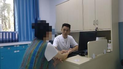 女子高温天气“泡脚减脂”，体重没少却多了一脸痘