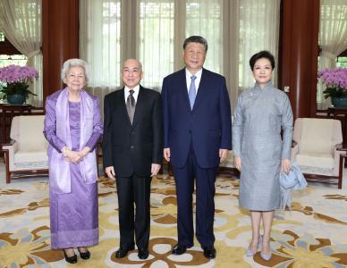 习近平夫妇会见柬埔寨国王西哈莫尼和太后莫尼列