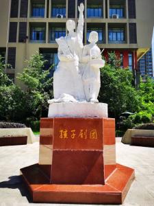 武汉一小学，人民日报点名表扬