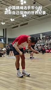 别眨眼，快得看不见绳子！中国跳绳选手又破纪录了
