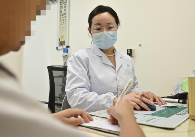 女孩仅左眼近视150度，握笔姿势错误是“元凶”