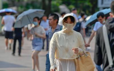 我国中东部大范围高温闷热天气持续发力 华南等地仍有强降雨