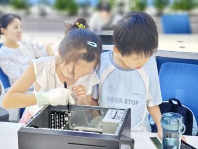 “太帅了”！武汉小学生探访计算机科技园 现场“哇”声一片