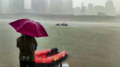 暴雨突袭致六名游泳者被困江中 消防员驾驶橡皮艇火速营救