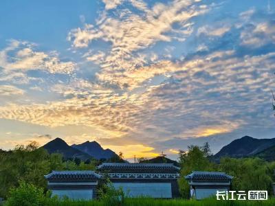 绿的荫、粉的荷、橙的霞 —— 上津古镇把夏天的 “多巴胺” 织成画